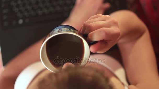 Meisje, drinken koffie in bed — Stockvideo