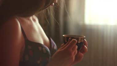 Kız yatakta kahve içme