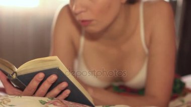 Kitap okuyan kız.