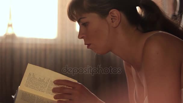 Menina lendo um livro — Vídeo de Stock