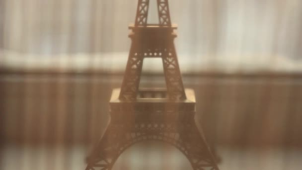 Figurine of Eiffel tower in the window — Stock Video