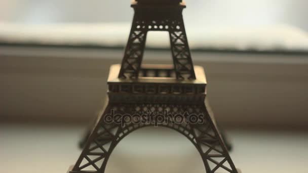 figurka z Eiffelovky v okně
