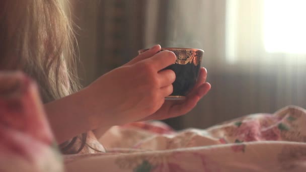 Meisje, drinken koffie in bed — Stockvideo