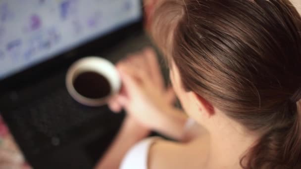 Κορίτσι που πίνει καφέ στο κρεβάτι — Αρχείο Βίντεο