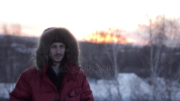 Hombre con chaqueta de invierno — Vídeo de stock