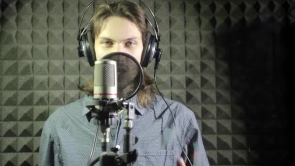 Άνθρωπος τραγουδώντας στο στούντιο — Αρχείο Βίντεο