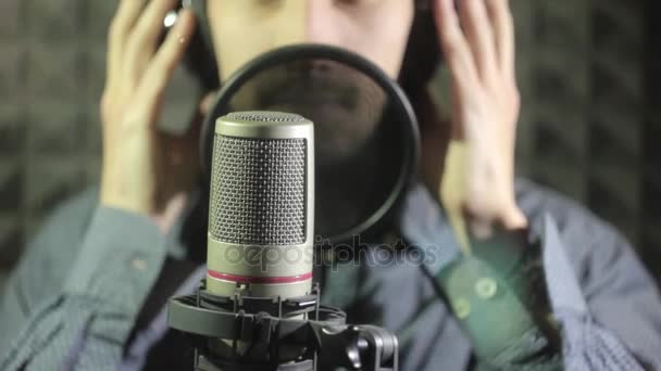 Hombre cantando en el estudio — Vídeo de stock