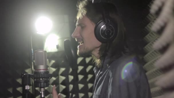 Mann singt im Studio — Stockvideo