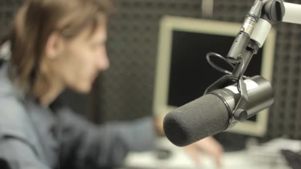 El micrófono en el estudio — Vídeo de stock