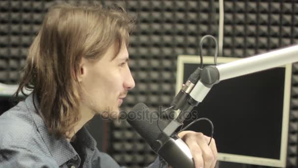 Un uomo che parla in uno studio radio — Video Stock