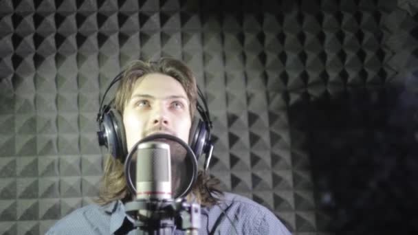 Mann singt im Studio — Stockvideo