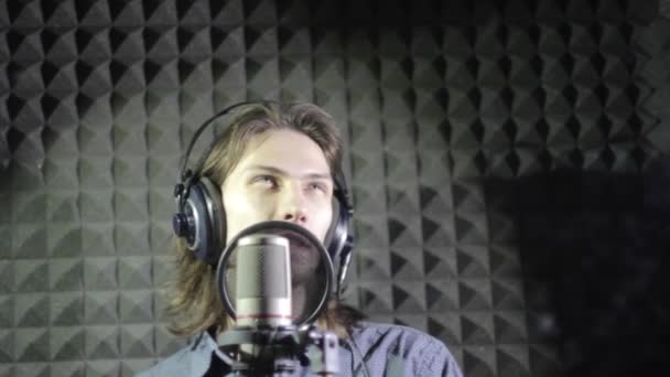 Uomo che canta in studio — Video Stock