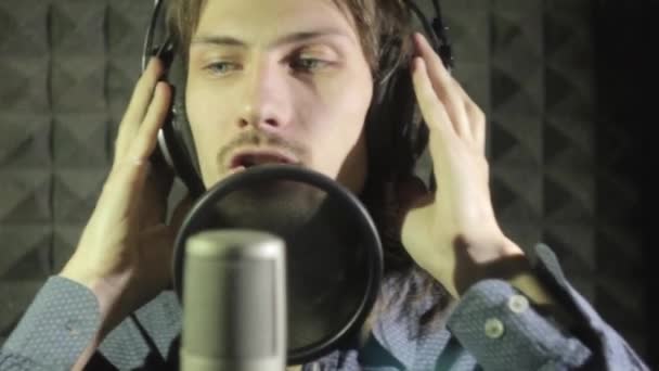 Muž zpěv ve studiu — Stock video