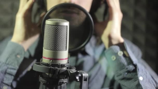 Άνθρωπος τραγουδώντας στο στούντιο — Αρχείο Βίντεο