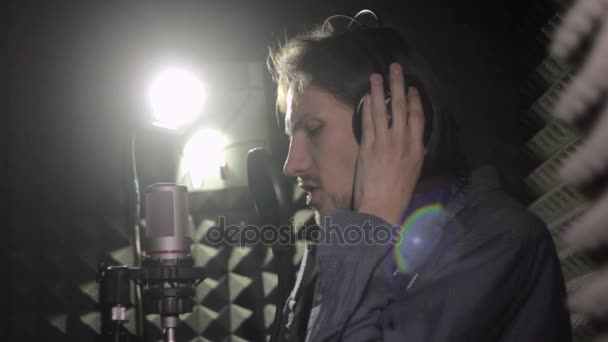 Mann singt im Studio — Stockvideo