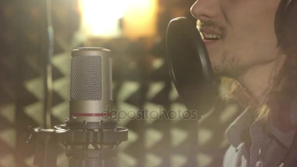 Uomo che canta in studio — Video Stock