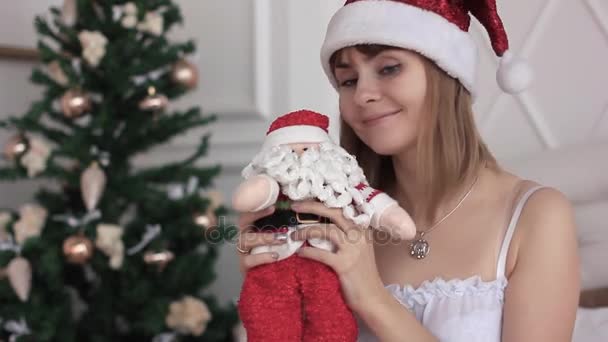 サンタ人形を持つ少女 — ストック動画