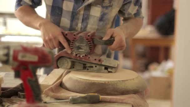 Lijar madera sobre un torno — Vídeo de stock