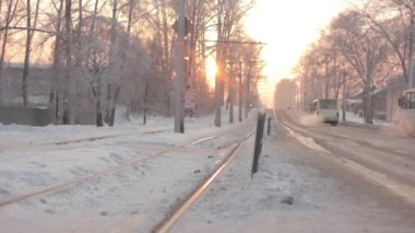 Vinçler ile inşaat bölgesine yakın araba sürmek