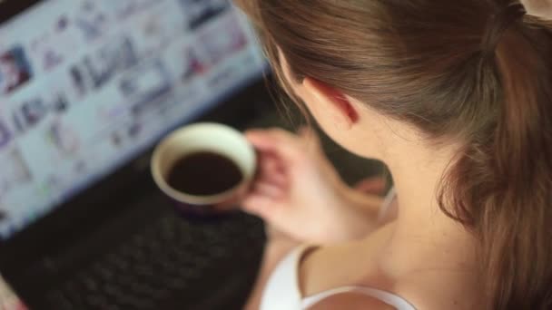 Fata bea cafea în pat — Videoclip de stoc