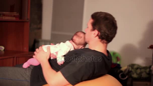 Papa speelt met de baby — Stockvideo