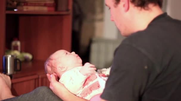 Papa spielt mit dem Baby — Stockvideo