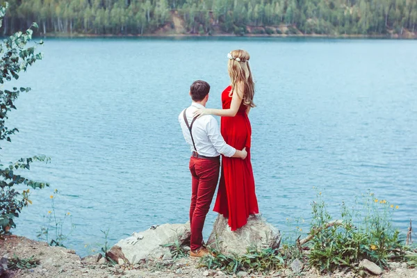 커플 포옹에 호수에 의해 서 — 스톡 사진