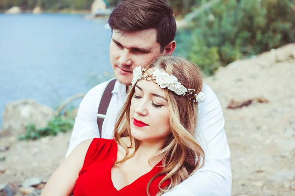 Casal sentado braço ao ar livre — Fotografia de Stock