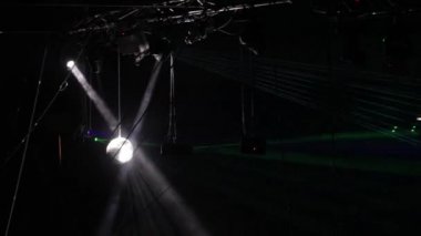 lazer gösterisi karanlıkta