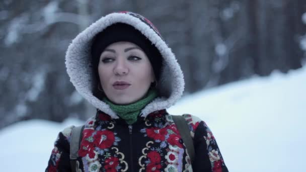 Kvinna i vinter på gatan — Stockvideo