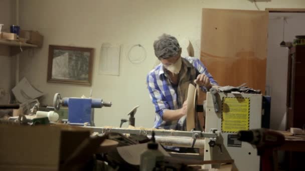 Sanding wood on a lathe — Stock Video