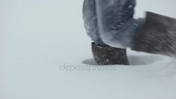 Botas están en la nieve — Vídeo de stock