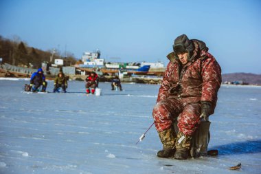 Balık kış Rusya Vladivostok Rus Adası 22.12.2013 balıkçı yakalar