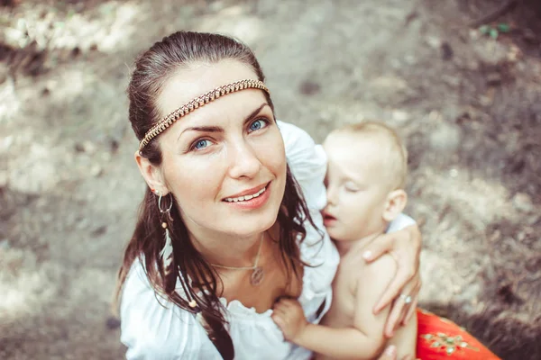 Moeder met baby in het bos — Stockfoto