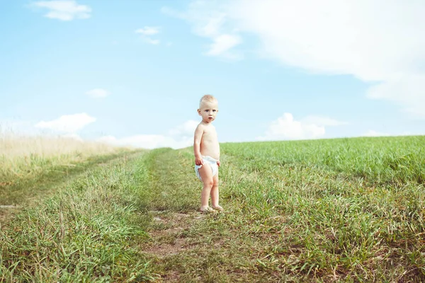 Criança correndo em um campo — Fotografia de Stock