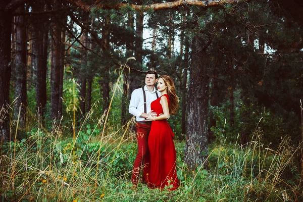 Os amantes estão na floresta — Fotografia de Stock