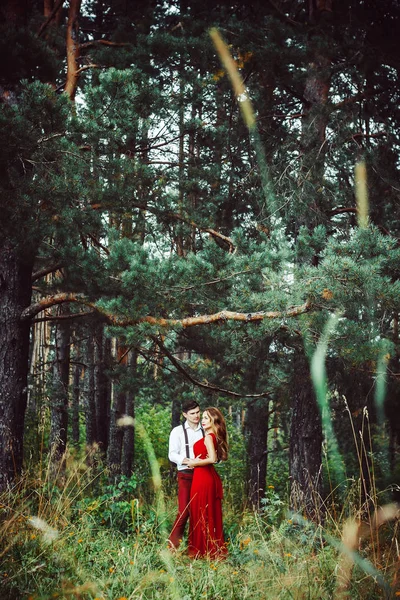 Os amantes estão na floresta — Fotografia de Stock