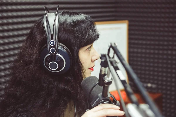 La chica en el micrófono en el estudio — Foto de Stock