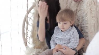 çocuk ile anne salıncak üzerinde