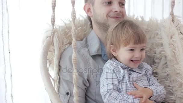 Папа с сыном на качелях — стоковое видео
