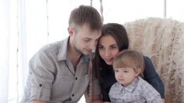 Aile bebek oturma ile