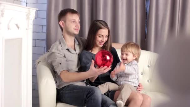 Une famille avec un enfant assis sur le canapé — Video