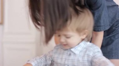 büyük gömlekli çocuk