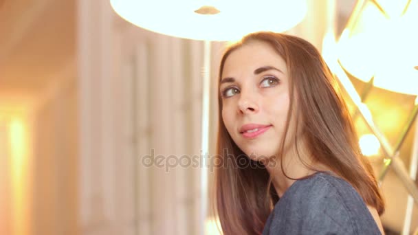 Retrato de una mujer en una sala de luz — Vídeo de stock