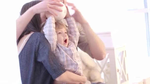 A child plays with a ball with mom — Stock Video