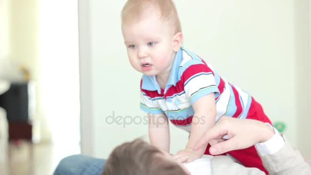 Padre jugando con el bebé hijo en casa — Vídeos de Stock