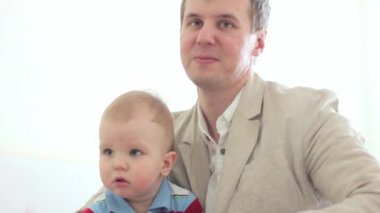 Baba evde oğluyla oynuyor.