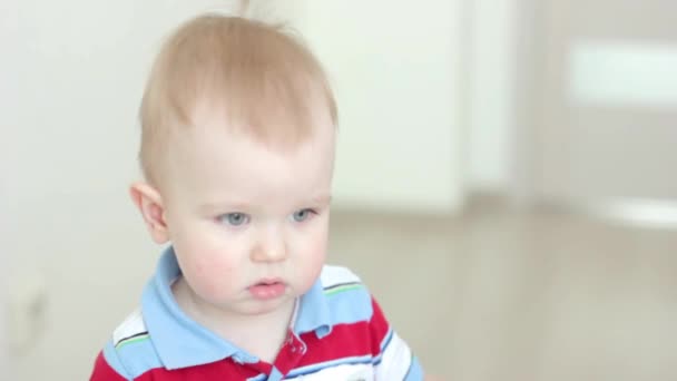 De jongen in het groot shirt — Stockvideo