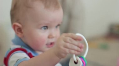 Çocuk bir oyuncak Araba sürme