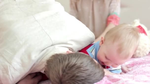 Vader speelt thuis met baby zoon — Stockvideo